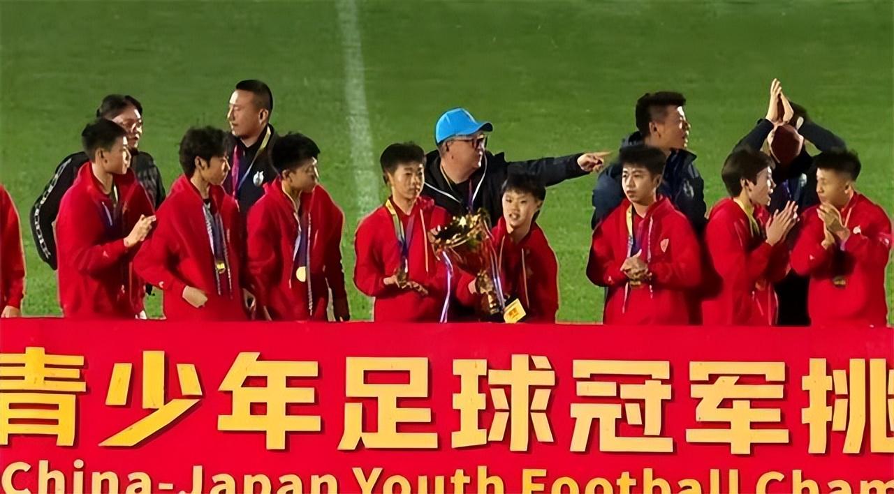 纽约尼克斯终结53年冠军荒,球迷狂欢点燃全城
