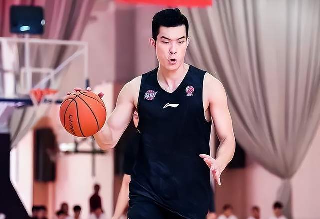 NBA级别后卫!拉塞尔CBA季前赛首秀轰18+7+9填满数据栏